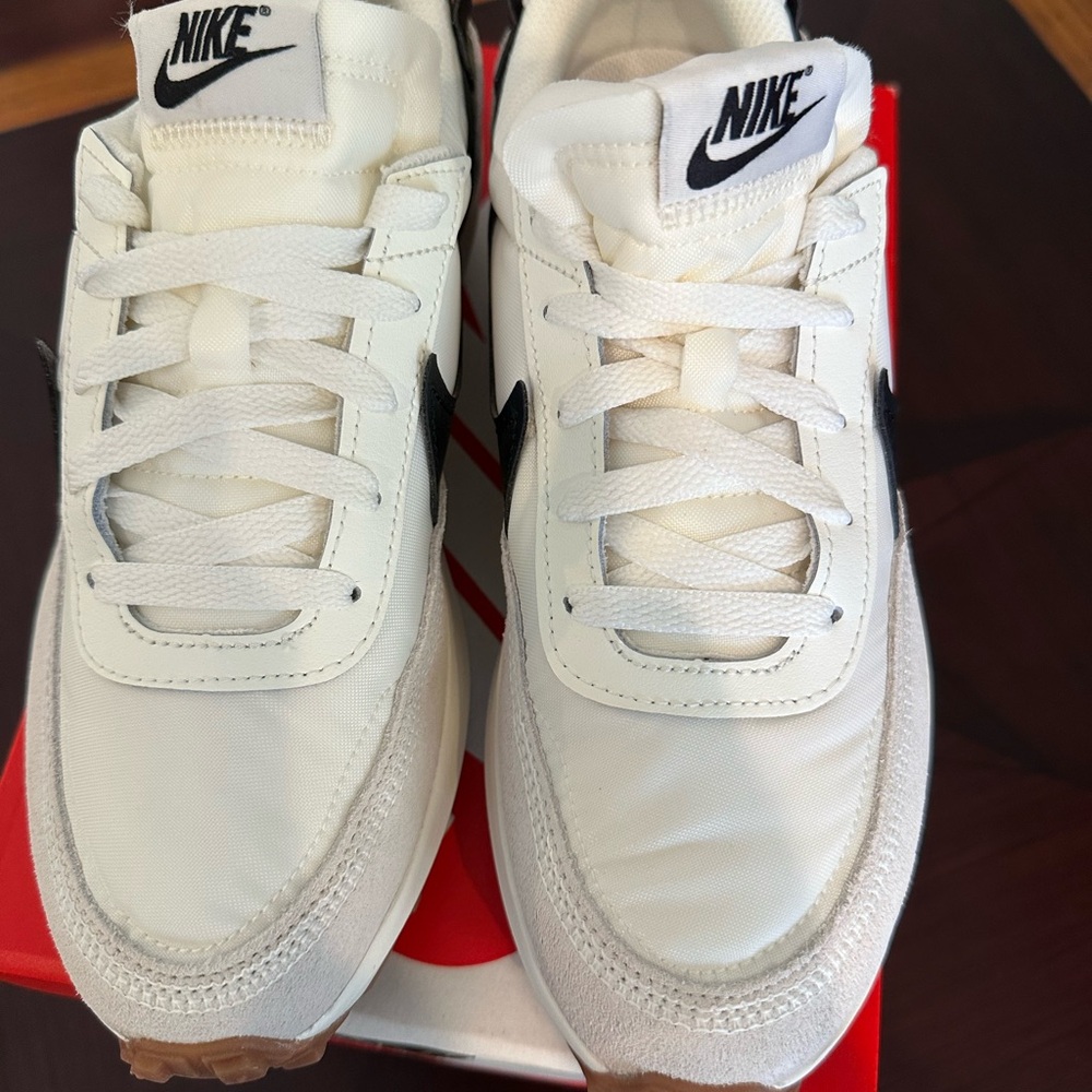 Nike White and Black Athletic Shoes BRAND NEW - Picture 5 of 12